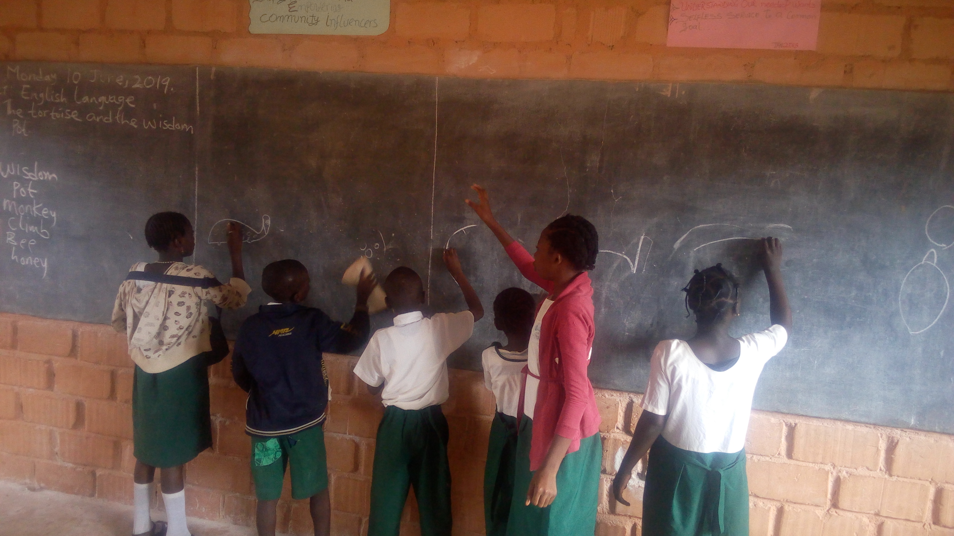 some pupils drawing on the chalkboard